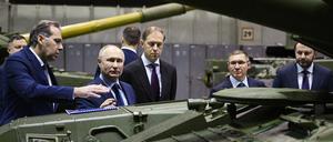 Wladimir Putin beim Besuch einer Panzerfabrik.