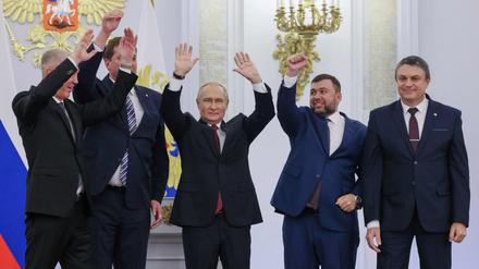 Putin und die von Russland ernannten Führer von vier in der Ukraine besetzten Gebieten am 30. September 2022.