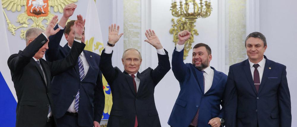 Putin und die von Russland ernannten Führer von vier in der Ukraine besetzten Gebieten am 30. September 2022.