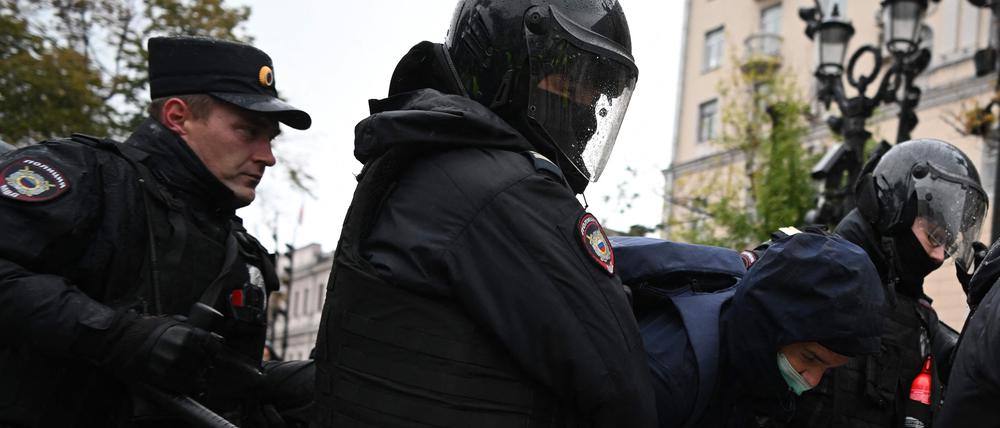 Polizisten nehmen am 24. September einen Mann in Moskau fest.
