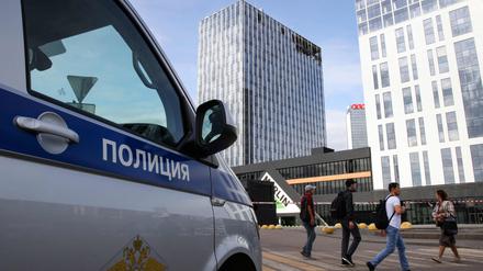Ein Polizeiauto steht nach einem Drohnenangriff in Moskau am 24. Juli 2023 vor einem beschädigten Geschäftszentrum in der Likhacheva-Straße.