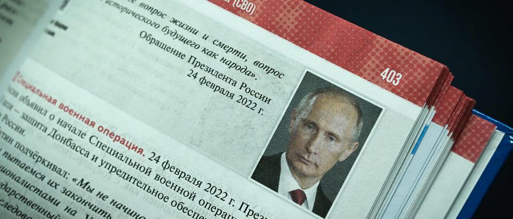 Ein Porträt des russischen Präsidenten Wladimir Putin ist auf einer Seite eines neuen Schulbuchs für Gymnasiasten.