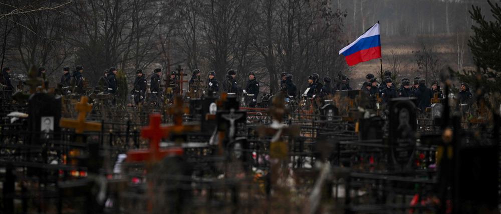 Ein Bild zeigt eine Beerdigungszeremonie für einen gefallenen russischen Soldaten auf einem Friedhof in der Stadt Bogoroditsk. 