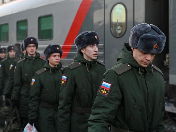 Russische Wehrpflichtige, die zum Militärdienst einberufen wurden, am 27. November 2022 auf einem Bahnhof in Omsk, Russland.