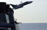 Riskante Machtdemonstration: Ein russisches Kampfflugzeug flog in kurzer Distanz über ein Schiff der US-Marine hinweg.