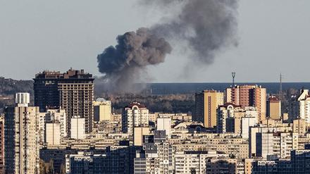Nach einem russischen Raketenangriff auf Kiew steigt Rauch auf (Symbolbild).
