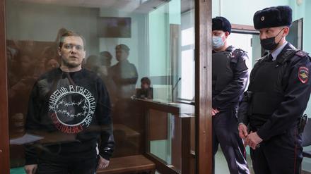 Dmitri Ivanow steht in einem Gerichtssaal in Moskau. 