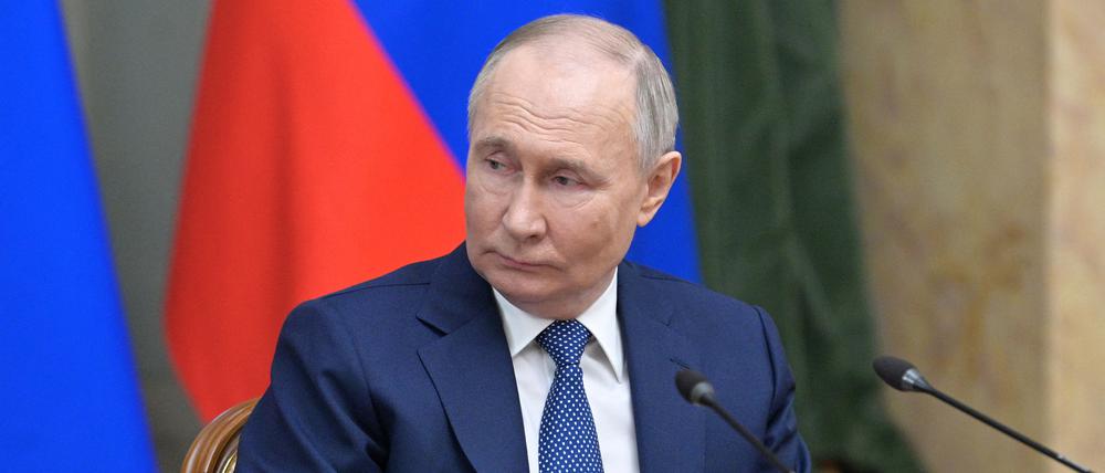 Der russische Präsident Wladimir Putin leitet am 6. Mai 2024 eine Sitzung mit Mitgliedern der Regierung in Moskau.