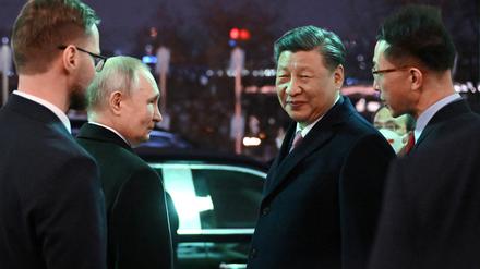  Der russische Präsident Wladimir Putin (l.) und der chinesische Präsident Xi Jinping (r.). 