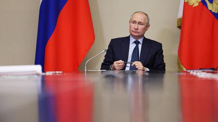 Wladimir Putin bei einer Besprechung zum Ukraine-Krieg. 
