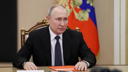 Die Kriegswirtschaft des russischen Präsidenten Wladimir Putin hat die bisherigen EU-Sanktionspakete zu spüren bekommen. 