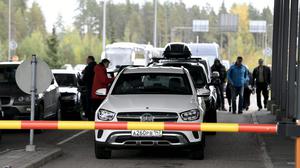 Russische Fahrzeuge warten am 25. September 2022 am Grenzkontrollpunkt Vaalimaa in Finnland auf ihre Einreise.