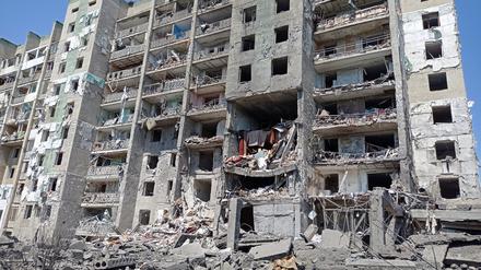 Ein durch einen russischen Raketeneinschlag beschädigtes Wohngebäude in der Region Odessa