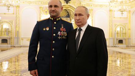 Bataillonskommandeur Artjom Shoga und Präsident Wladimir Putin im Kreml.