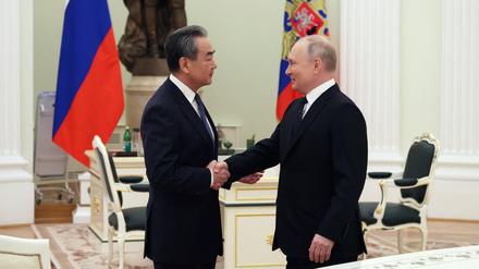 Chinas Chefdiplomat Wang Yi trifft am 22. Februar 2023 in Moskau den russischen Präsidenten Wladimir Putin.