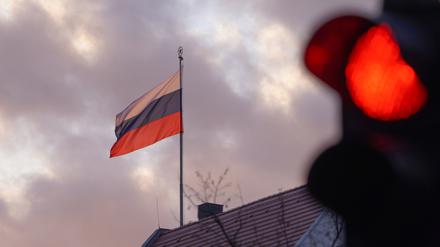 Die Flagge der Russischen Botschaft in Berlin weht (Symbolbild). 