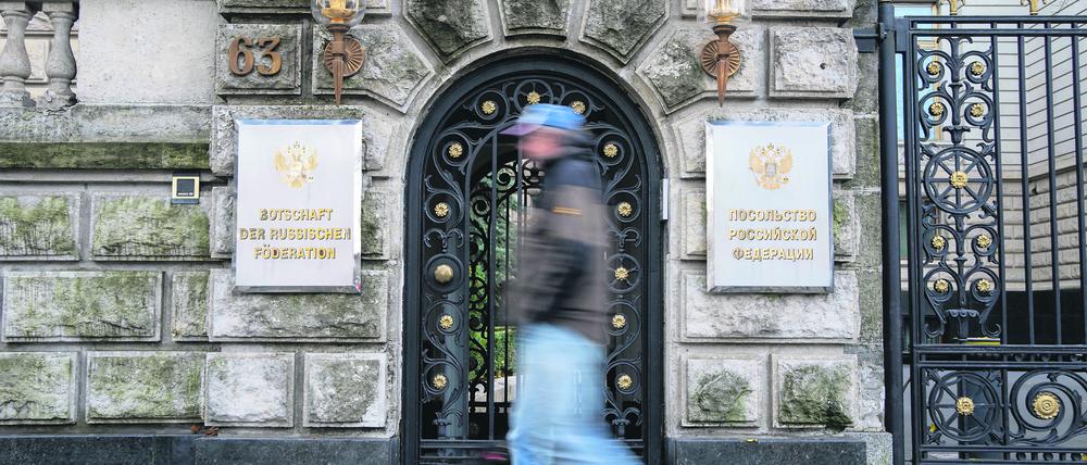 Ein Passant geht an einem Eingangstor der russischen Botschaft in Berlin vorbei.