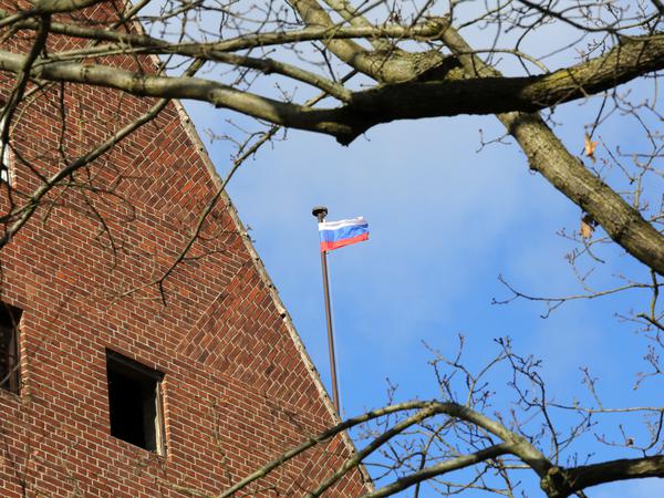 An einem der Fahnenmasten am ehemaligen Landtag Brandenburg auf dem Brauhausberg in Potsdam weht weithin sichtbar eine russische Flagge.