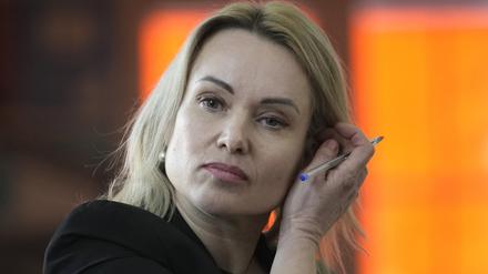 Marina Owsjannikowa, ehemalige Journalistin des russischen Staatsfernsehens, nimmt an einer Pressekonferenz teil. 