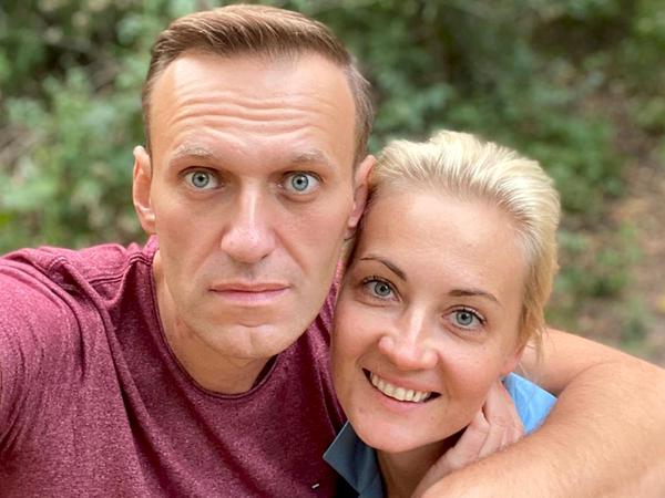 Dieses Foto, das der russische Oppositionsführer Alexej Nawalny auf seinem Instagram-Account veröffentlicht hat, zeigt ihn und seine Frau Julia an einem unbekannten Ort in Deutschland. 