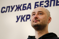 Der angeblich in Kiew ermordete russische Journalist Arkadi Babtschenko lauscht auf einer Pressekonferenz des ukrainischen Geheimdienstes SBU einer Frage.