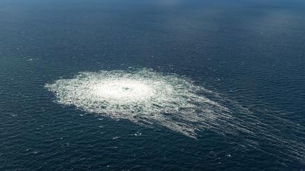 Das vom dänischen Verteidigungskommando zur Verfügung gestellte Foto zeigt das Nord Stream 2-Gasleck in der Nähe von Bornholm aus der Luft.