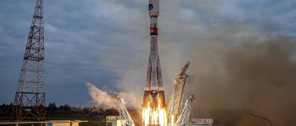  Auf diesem von der Staatlichen Raumfahrtkorporation Roskosmos veröffentlichten Bild hebt die Sojus-2.1b-Rakete mit der automatischen Mondlandestation Luna-25 von einer Startrampe im Weltraumbahnhof Wostotschny im Fernen Osten Russlands ab.