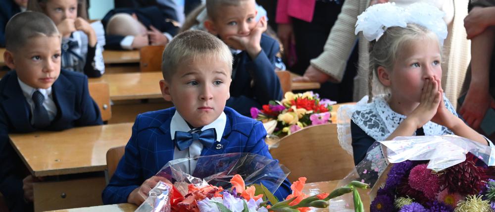 Unter Kontrolle des Kremls ab dem sechsten Lebensjahr: Schüler im russischen Dorf Verkh-Chita. 