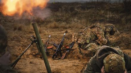 Soldaten der 1. Brigade der ukrainischen Nationalgarde Bureviy (Hurricane) üben während einer Gefechtsausbildung.