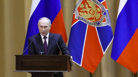 Dieses von der staatlichen russischen Nachrichtenagentur Sputnik veröffentlichte Foto zeigt Wladimir Putin, Präsident von Russland, der eine Rede während einer Sitzung des Vorstands des Föderalen Sicherheitsdienstes (FSB) hält. 