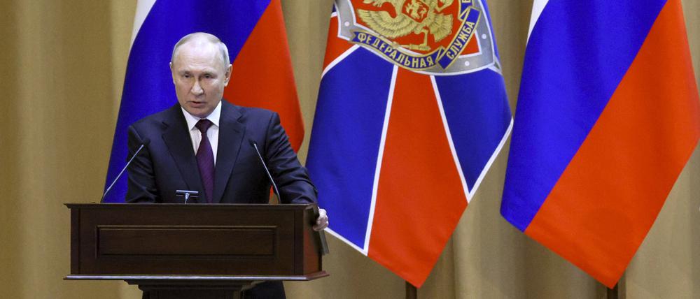 Dieses von der staatlichen russischen Nachrichtenagentur Sputnik veröffentlichte Foto zeigt Wladimir Putin, Präsident von Russland, der eine Rede während einer Sitzung des Vorstands des Föderalen Sicherheitsdienstes (FSB) hält. 