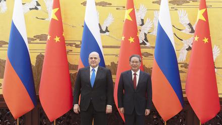 Michail Mischustin (l), Ministerpräsident von Russland, und Li Qiang, Ministerpräsident von China