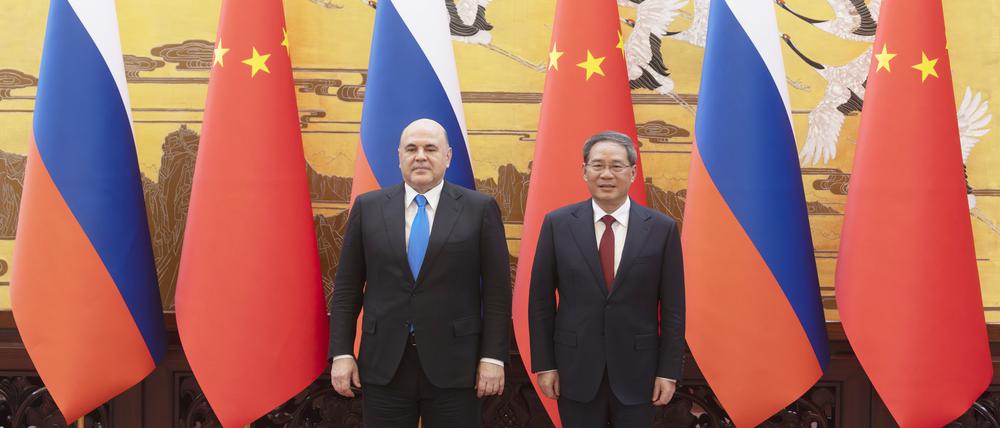Michail Mischustin (l), Ministerpräsident von Russland, und Li Qiang, Ministerpräsident von China
