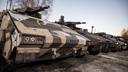 Ein Jahr nach der Ankündigung von 100 Milliarden Euro schweren Investitionen in die Bundeswehr blickt Deutschlands Rüstungsbranche optimistisch nach vorne.