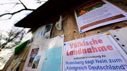 Ein Papier mit dem Schriftzug „Völkische Landnahme. Rutenberg sagt Nein zum Königreich Deutschland“ macht vor der Kirche im Ort Rutenberg auf eine Infoveranstaltung aufmerksam. 