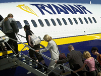 Ein Flugzeug der irischen Low-Cost-Airline Ryanair startet am vom Flughafen Frankfurt-Hahn in Lautzenhausen. Am Mittwoch machte eine gefälschte Pressemitteilung der Airline die Runde in den Medien.