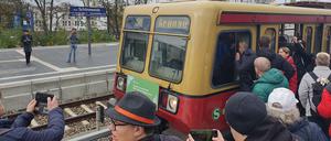 Hunderte S-Bahn-Fans kamen am Vormittag nach Schöneweide