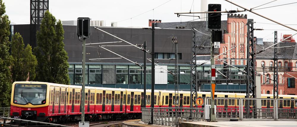 Eine S-Bahn verlässt den Berliner Hauptbahnhof. 