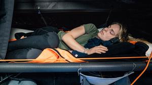 Rosalin Kuiper schläft in einer Koje an Bord der „Malizia“. 