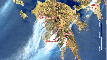 Das Satellitenbild zeigt die griechische Halbinsel Peleponnes und die Rauchfahnen der zahlreichen Waldbrände. (Bildquelle unklar)