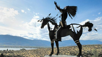 Die Statue über dem Okanagan-Tal ist das Wahrzeichen des Weinguts NK'MIP.