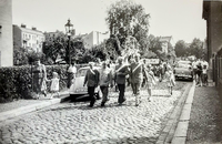 So zogen die Kleingärtner:innen der Kolonie "Gustav Ruh" jedes Jahr zum Sommerfest durch die Straßen Spandaus, schreibt uns Sabine Katschner. Ihr Bild aus einem Familienalbum wurde 1957 in der Schulzenstraße (Falkenhagener Feld) aufgenommen.