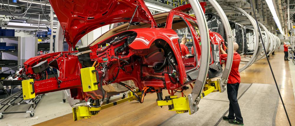 Eine Produktionslinie im Leipziger Porsche Werk. Das deutsche Wirtschaftswachstum wird laut ifo-Chef Clemens Fuest durch mehrere Faktoren bedroht.