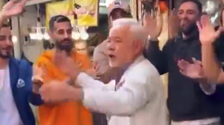 Der 68-jährige Iraner Sadegh Boughi tanzt auf der Straße in Rasht/Iran unter Applaus der Umstehenden.