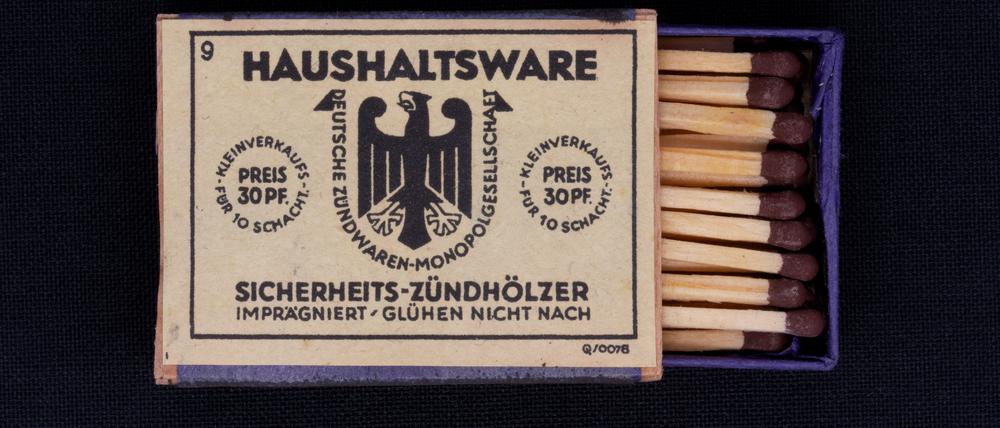Alte Schachteln: Sicherheitsstreichhölzer der „Deutsche Zündwaren-Monopolgesellschaft“, Steuernummer 9. Dieses Etikett wurde zwischen 1930 und 1945 verwendet. Der Adler wurde von Karl-Tobias Schwab gestaltet und wird heute im Wappen der Bundesrepublik verwendet.