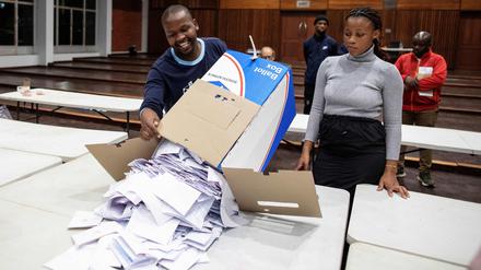 Die Unabhängige Wahlkommission (IEC) zählt nach der Parlamentswahl in Südafrika die Stimmzettel im Wahllokal der Craighall Primary School in Johannesburg.