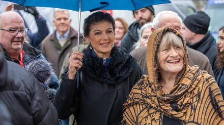 Sahra Wagenknecht und Alice Schwarzer bei der Kundgebung am Brandenburger Tor
