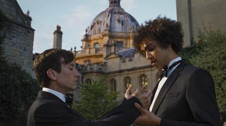 Faux-pas beim Dresscode: Die Ärmel seines Tuxedos verraten Farleigh (Archie Madekwe, rechts) die Herkunft von Oliver (Barry Keoghan).