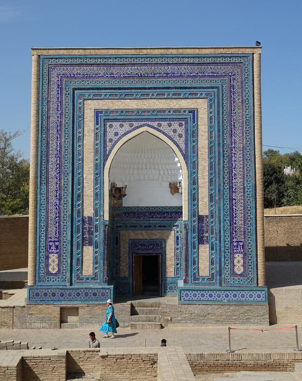 Wie ein Tor in eine andere Welt: im 14. Jahrhundert wurden in der Shohizinda die Adligen bestattet. Eine der bekanntesten Nekropolen Zentralasiens. 