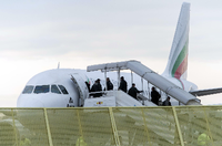 Abgelehnte Asylbewerber steigen im Rahmen einer Sammelabschiebung in ein Flugzeug (Symbolbild).